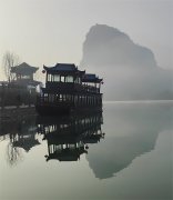 在最美画卷里拥抱更美的春天